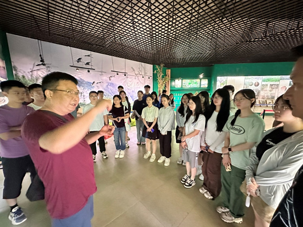 百家乐娱乐城
党委书记凌晓明在黄连山宣教中心开展思政教育。重庆大学供图